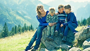 Mutter mit Kindern in den Bergen.