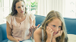 Streitgespräch: Mutter redet mit Tochter, diese wendet sich ab.