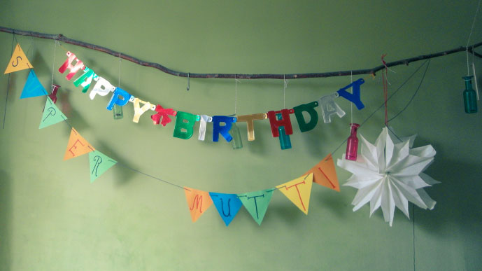 Eine Girlande mit dem Schriftzug: „Happy Birthday Super-Mutti“.