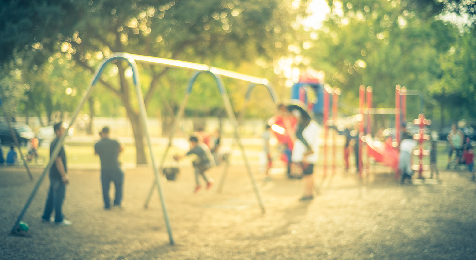 Kinder und Erwachsene auf einem Spielplatz.