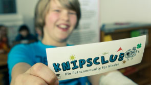 Bub mit Aufkleber „Knipsclub“.