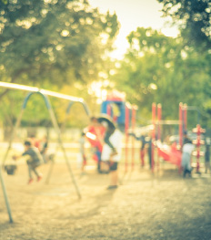 Kinder auf einem Spielplatz.